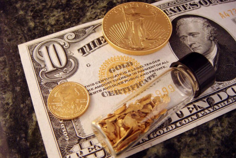 Lí do bản vị vàng sụp đổ là gì? Tổng quan về chế độ bản vị vàng gold-coins-gold-flakes-dollar-bill-768×514