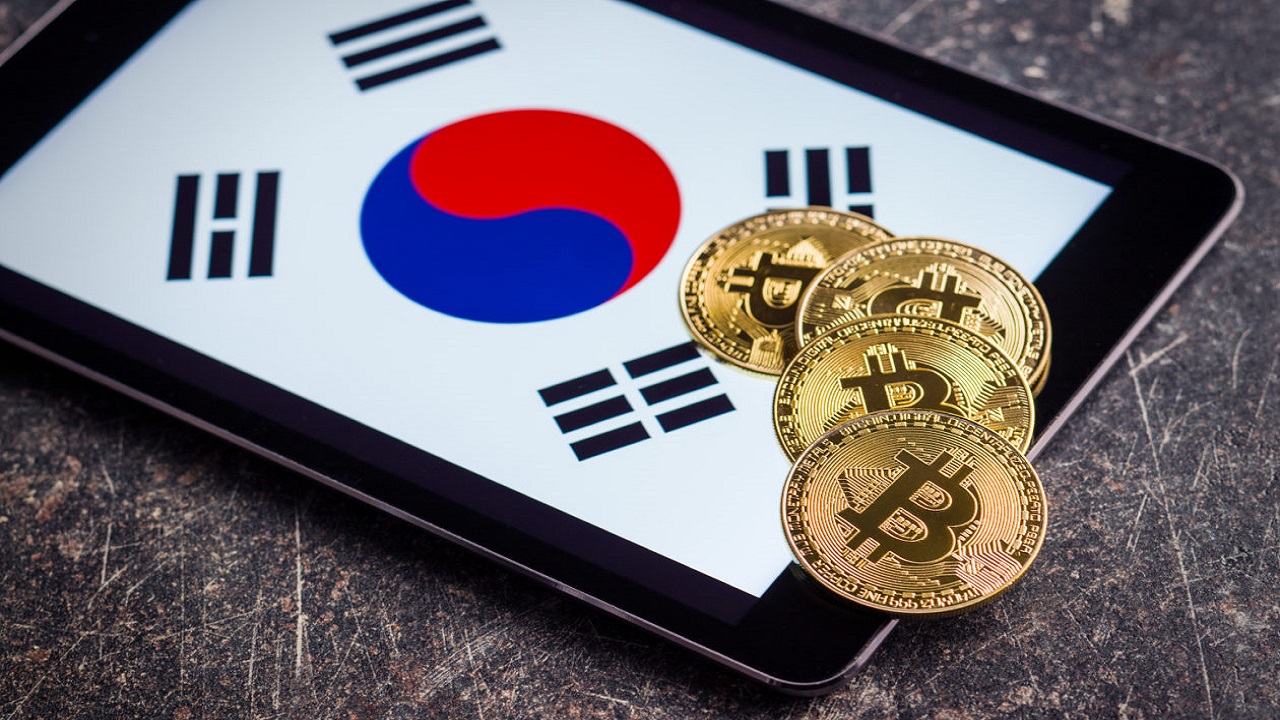 Sàn GDAC của Hàn Quốc bị hack, mất khoảng 23% tài sản Golden bitcoins and South Korea flag.