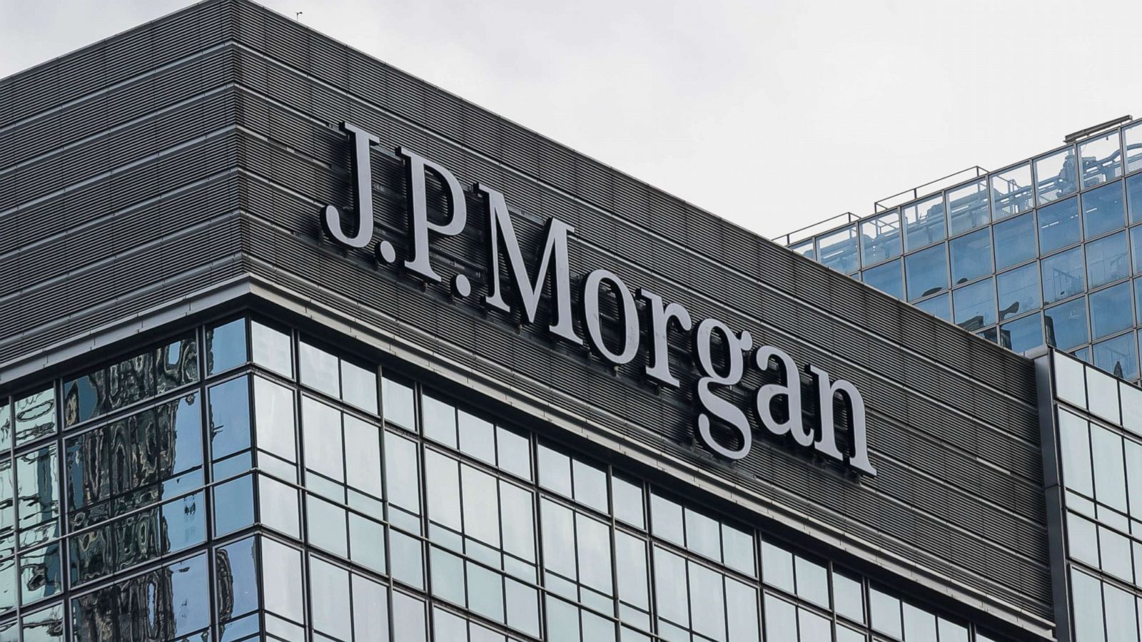 CEO JPMorgan: Bất ổn của ngành ngân hàng vẫn chưa chấm dứt, dự báo còn kéo dài jp-morgan-file-gty-ml-2009081599583350520hpmain16x91600-a1d2407190deef838f5ffa1e4cbc6867