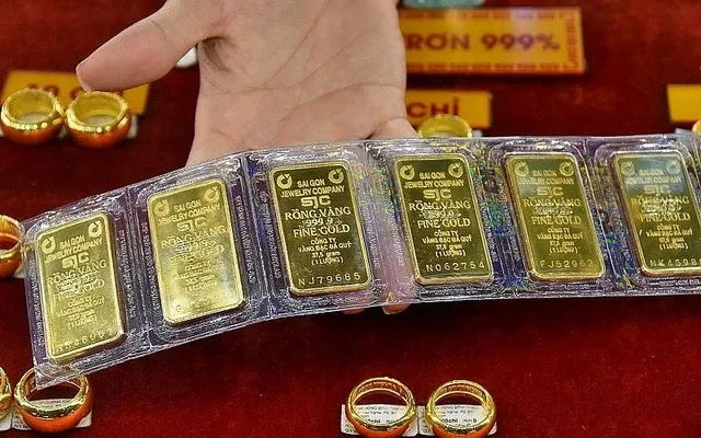 Giá vàng trong nước sáng 4/12 tăng vọt lên gần 75 triệu đồng/lượng 2-gia-vang-420231202100226-17016561488971063019665-33-0-533-800-crop-1701656154147707161457
