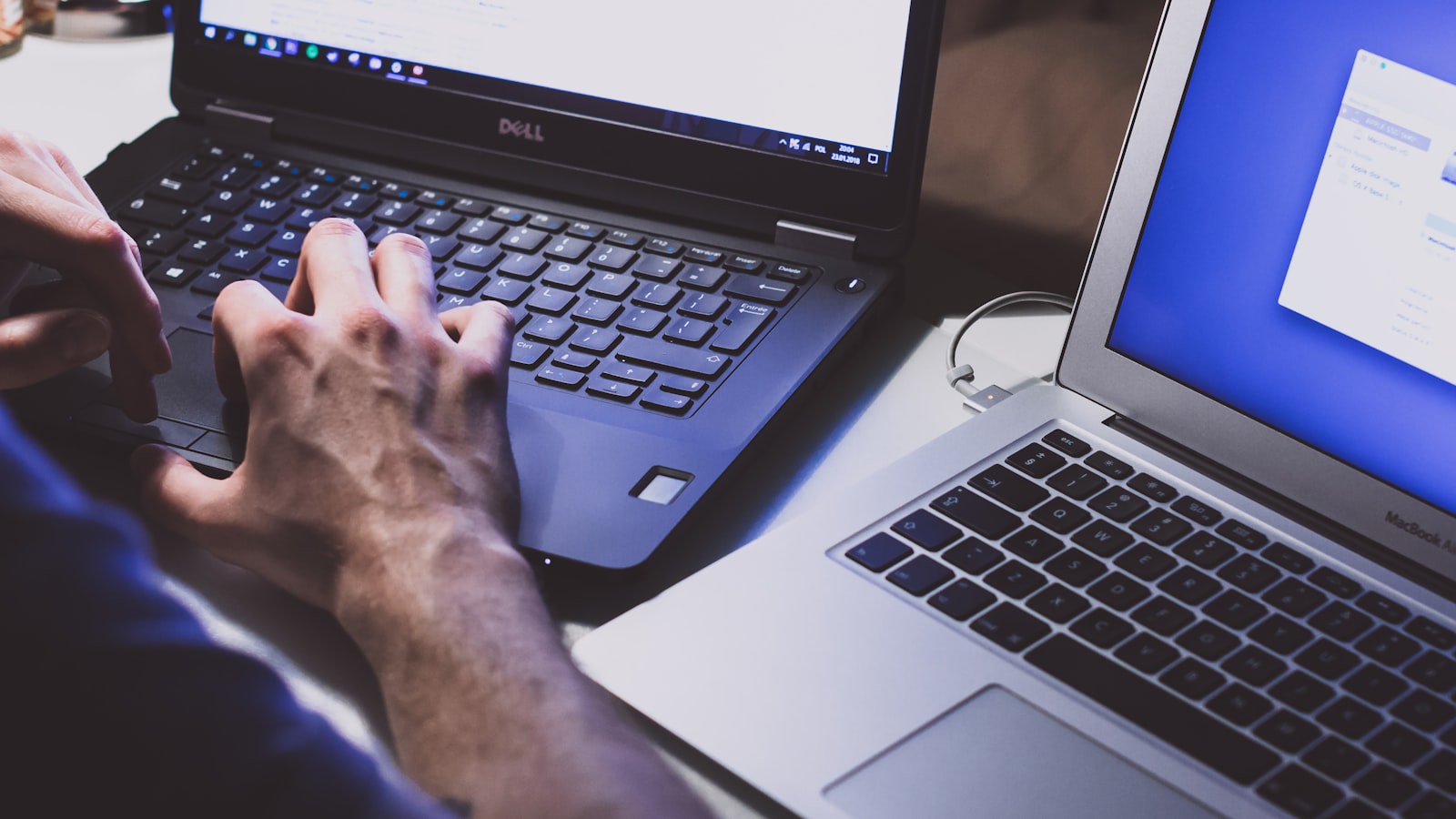 Exness đổi link đăng nhập: Cập nhật mới nhất cho trader Việt Nam Người dùng nhập thông tin đăng nhập trên laptop, minh họa quy trình đăng nhập Exness bằng link mới trên máy tính