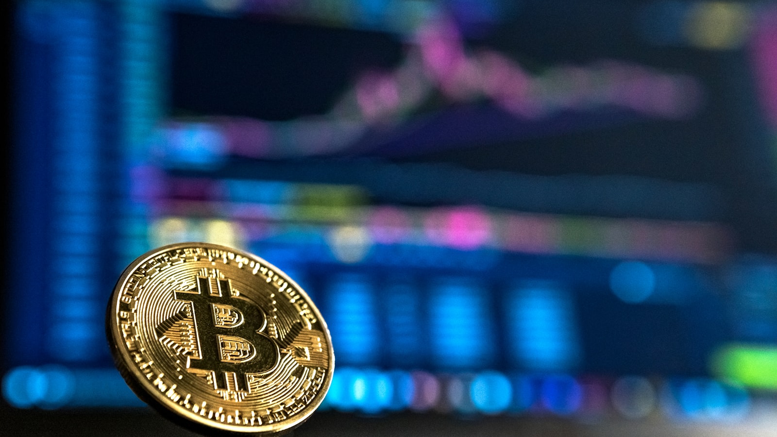 Đánh Giá Sàn Binance 2026: Có Uy Tín Và Hợp Pháp Không? Giao diện ứng dụng giao dịch crypto trên điện thoại và laptop, minh họa các sản phẩm Spot và Futures trên Binance